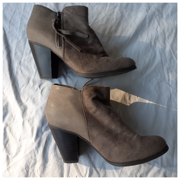 🔥2/$15🔥👢Women's Y. not gray ankle boot - Picture 3 of 10
